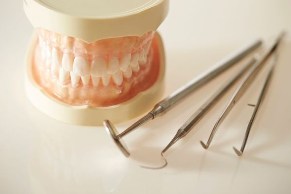 Hammasproteesi ja hammaslääkärin työkaluja